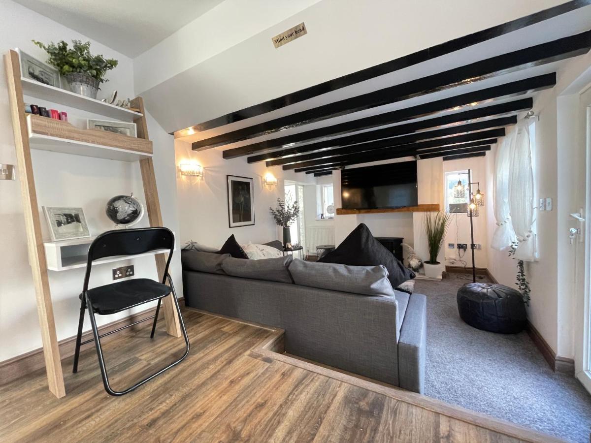 Tollgate House - Luxury Cozy Cottage - Huge Hot Tub - Alton Towers Cheadle  Ngoại thất bức ảnh